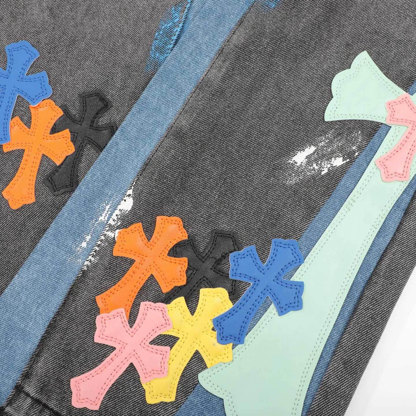 P280 GALLERY DEPT & Chrome heart Co-branded colorful leather cross loose washed flared jeans that truly restore the ultimate vintage texture. The original hardware and accessories are washed and other elevators. The QR code analysis is all purchased from the original factory. The degree of restoration is high. You are welcome to compare with a certain product ~ Three-dimensional version Loose and comfortable without being too picky about your body shape Make you taller and slimmer Factory Seiko Original factory quality control Same style for men and women Can be matched with couples Versatile recommendation Necessary jeans D332 for all seasons Trendy people have been disappointed. From the quality selection of fabrics, the tailoring of details, and the matching of patterns, everything is impeccable! The upper body is so handsome when worn...it can be easily worn by men, women and children! The craftsmanship is made of heavy-duty washed pure cotton denim fabric. After washing, it is soft and thick and looks very stylish when worn. Size: 28/30/32/34/36 Waist: 70/75/80/85/90 Knee: 44.5/46/47.5/49/50.5 Pants length: 102/104/106/108/110